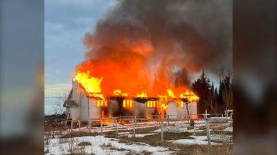 매니토바주 북부지방의 캐나다 원주민 보호지역에서 한 교회 건물이 화재로 파괴돼