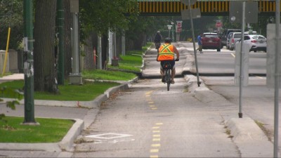 자전거를 타는 사람들(cyclists)은 도로를 더 안전하게 만들도록 매니토바에 아이다호 정지법(Idaho stop law)을 시행 할 것을 촉구해