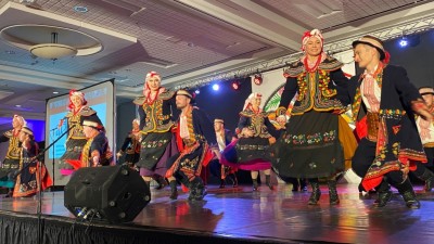 어서 오세요(Welcome), 비엔베니도스(Bienvenidos), 마부하이(Mabuhay)!  이번 주에 문을 여는 포크로라마 파빌리온들(Folklorama pavilions)