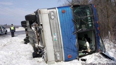 초등학교 겨울캠프로 가던 전세버스 뒤집어져 - 학생 13명 병원 이송, 운전사 구속