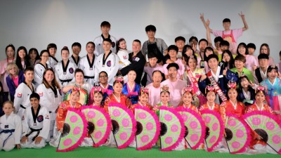 2018년 포크로라마 축제(Folklorama Festival) 한국민속관 자원봉사자들 단체사진 공개